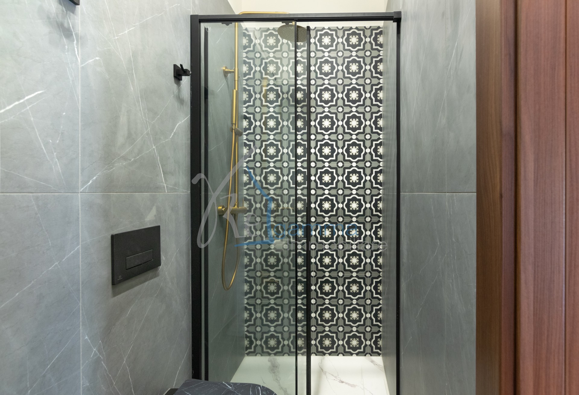 bagno_particolare_doccia_bilocale_viale_gabriele_dannunzio_regamma_immobiliare