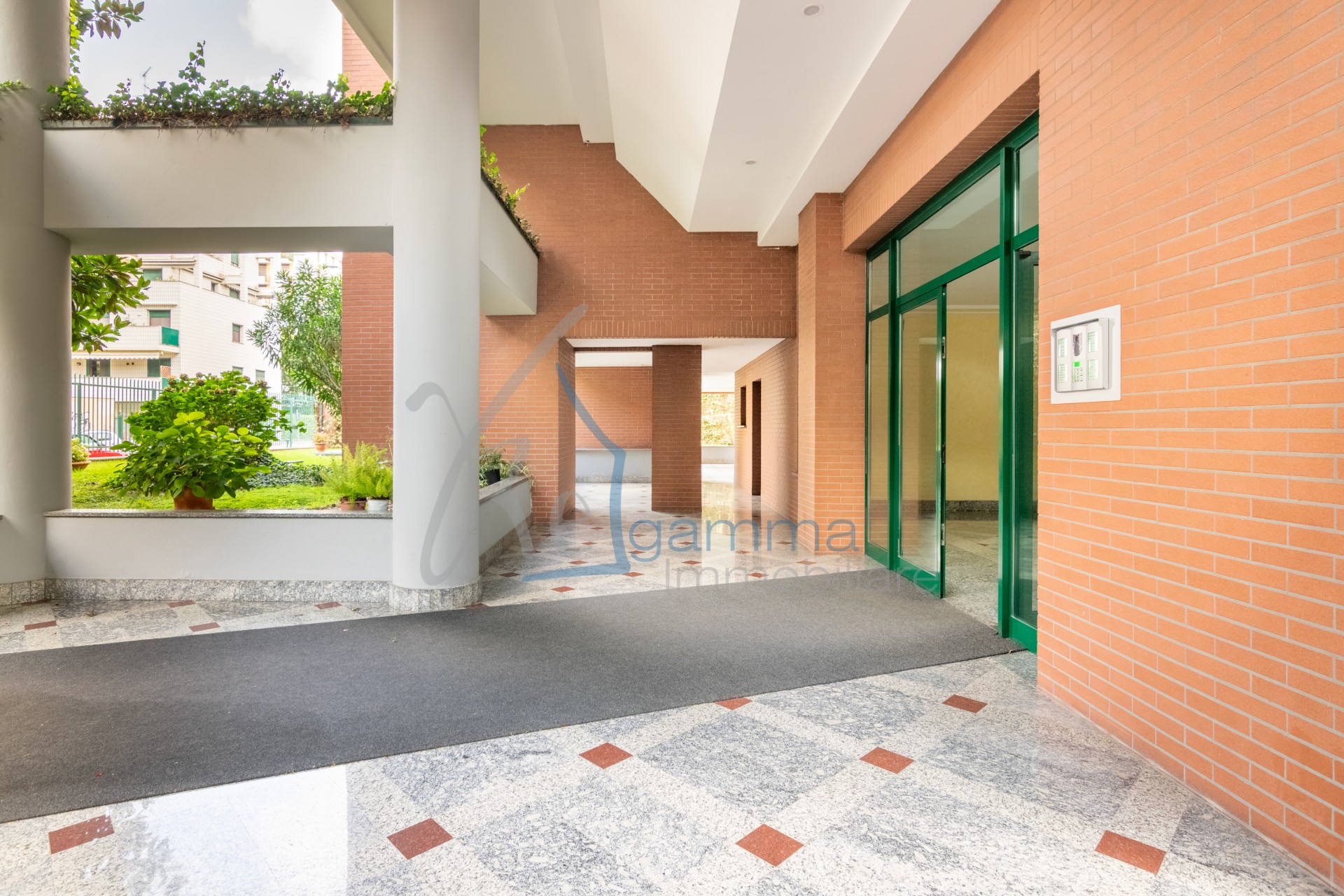 portone_interno_condominiale_bilocale_locazione_via_avezzana_regamma_immobiliare